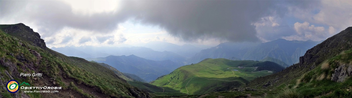 24 Nuvoloni si stanno ammassando in cielo.jpg